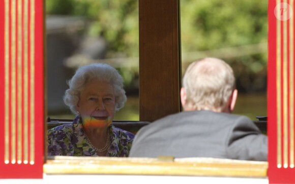 La reine Elizabeth II a fait un tour dans les environs du château de Windsor à bord de la barge Gloriana, le 9 juillet 2013, en compagnie de ses fils Andrew et Edward et de sa belle-fille Sophie de Wessex.