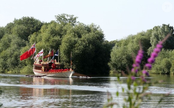Elizabeth II a fait un petit tour dans les environs du château de Windsor à bord de la barge Gloriana, le 9 juillet 2013, en compagnie de ses fils Andrew et Edward et de sa belle-fille Sophie de Wessex.