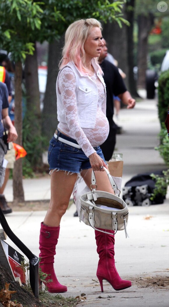 Naomi Watts métamorphosée en prostituée enceinte pas très élégante pour les besoins du film St Vincent de Van Nuys à New York le 10 juillet 2013