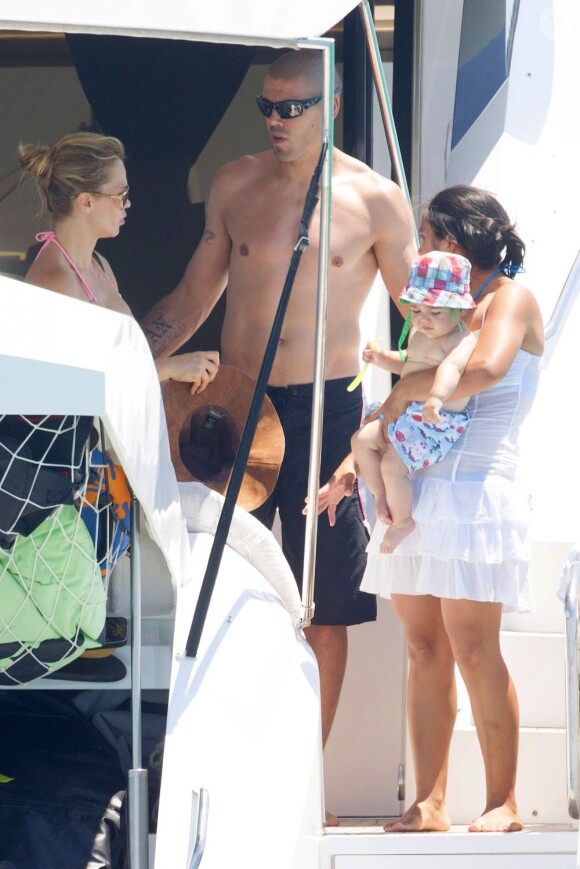 Exclusif - La star du FC Barcelone Victor Valdés en vacances avec sa femme enceinte Yolanda Cardona et leurs fils Dylan (3 ans) et Kai (7 mois) à Formentera en Espagne le 8 juillet 2013.