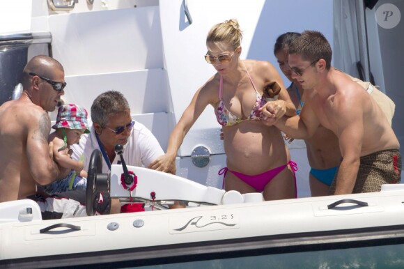 Exclusif - Le footballeur Victor Valdés en vacances avec sa femme enceinte Yolanda Cardona et leurs fils Dylan (3 ans) et Kai (7 mois) à Formentera en Espagne le 8 juillet 2013.