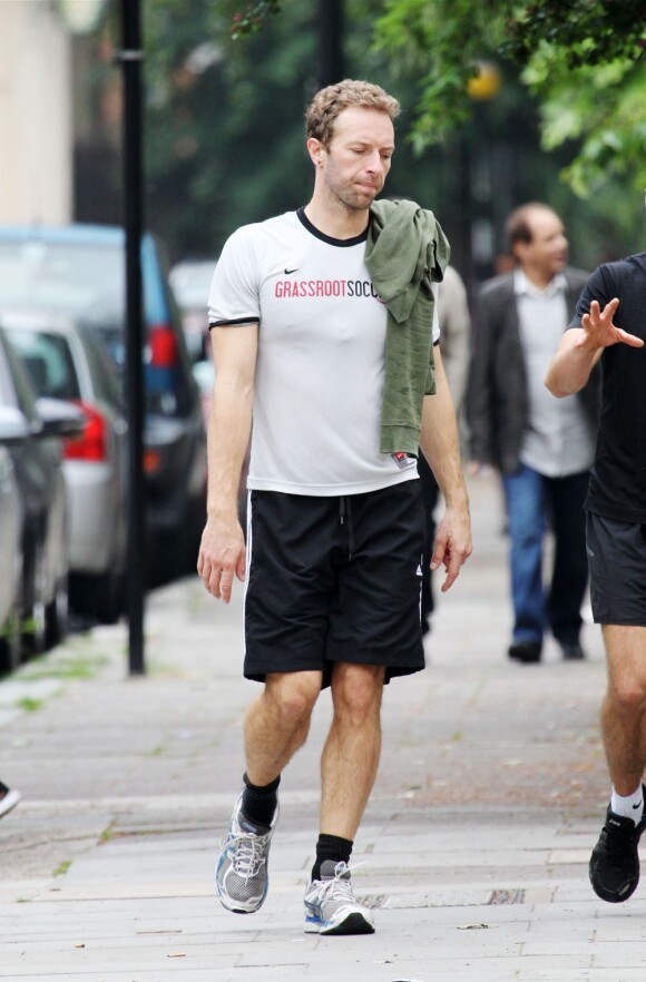 Exclusif - Chris Martin faisant du footing à Londres le 21 juin 2013