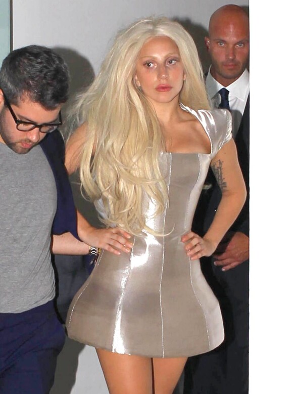 Lady Gaga se rend au vernissage privée de l'exposition consacrée aux photopgrahes Inez & Vinoodh à la galerie Gagosian de Beverly Hills le 11 juillet 2013.
