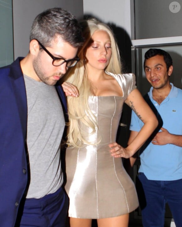 La chanteuse Lady Gaga se rend au vernissage privée de l'exposition consacrée aux photopgrahes Inez & Vinoodh à la galerie Gagosian de Beverly Hills le 11 juillet 2013.