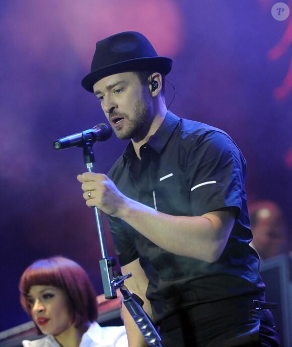 Le sexy Justin Timberlake en concert dans le cadre du Yahoo! Wireless Festival, à l'Olympic Park de Londres, sous les yeux de sa femme Jessica Biel, de Rita Ora et de Trey Songz, le 12 juillet 2013.