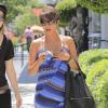 Halle Berry, enceinte, fait du shopping avec une amie a Culver City, le 28 juin 2013  Pregnant 'The Call' actress Halle Berry does some shopping at a furniture with a friend in Culver City, California on June 28, 201328/06/2013 - Culver City