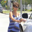 Halle Berry, enceinte, fait du shopping avec une amie a Culver City, le 28 juin 2013  Pregnant 'The Call' actress Halle Berry does some shopping at a furniture with a friend in Culver City, California on June 28, 201328/06/2013 - Culver City