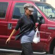 Halle Berry, enceinte, dejeune avec une amie au restaurant "Chin Chin" a West Hollywood, le 18 juin 2013 Pregnant 'Cloud Atlas' actress Halle Berry shows off her growing baby bump while grabbing lunch with a friend at Chin Chin in West Hollywood, California on June 18, 2013.18/06/2013 - West Hollywood