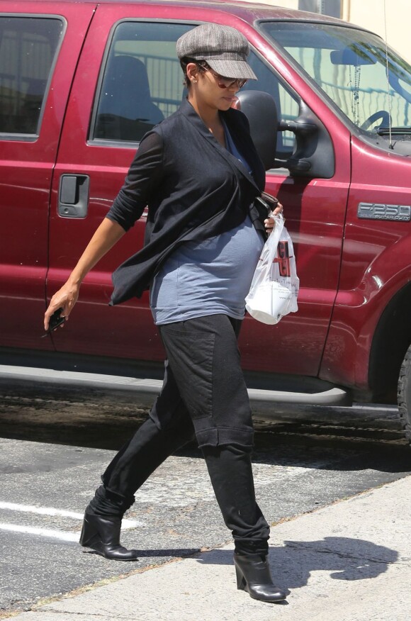Halle Berry, enceinte, dejeune avec une amie au restaurant "Chin Chin" a West Hollywood, le 18 juin 2013 Pregnant 'Cloud Atlas' actress Halle Berry shows off her growing baby bump while grabbing lunch with a friend at Chin Chin in West Hollywood, California on June 18, 2013.18/06/2013 - West Hollywood