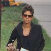 Halle Berry, enceinte, retourne a sa voiture, un dessin de sa fille Nahla a la main, apres l'avoir accompagnee a l'ecole a Los Angeles Halle Berry carries some art projects back to her car after dropping off her daughter Nahla at school on May 21, 2013 in Los Angeles21/05/2013 - Los Angeles