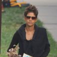 Halle Berry, enceinte, retourne a sa voiture, un dessin de sa fille Nahla a la main, apres l'avoir accompagnee a l'ecole a Los Angeles  Halle Berry carries some art projects back to her car after dropping off her daughter Nahla at school on May 21, 2013 in Los Angeles21/05/2013 - Los Angeles