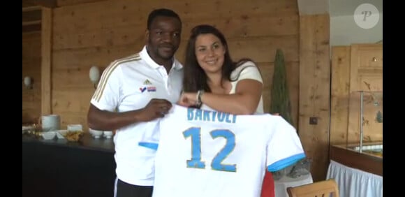 Marion Bartoli s'est vu offrir un maillot officiel de l'Olympique de Marseille à son nom lors du repas avec les joueurs. La tenniswoman a rejoint l'OM lors de la fin de son stage à Crans-Montana, en Suisse, le 13 juillet 2013