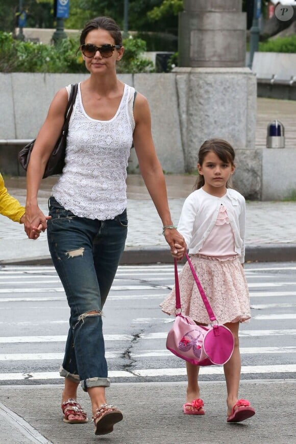 Katie Holmes et sa fille Suri se promènent à New York, le 12 juillet 2013. Lendemain de l'altercation avec un fan.