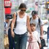 L'actrice Katie Holmes et sa fille Suri se promènent à New York, le 12 juillet 2013.