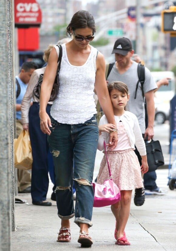 L'actrice Katie Holmes et sa fille Suri se promènent à New York, le 12 juillet 2013.