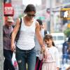 Katie Holmes et sa fille Suri se promènent à New York, le 12 juillet 2013.
