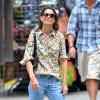 Katie Holmes, matinale, seule dans les rues de New York. La maman de Suri Cruise, très décontractée en jean et chemise à carreaux, n'a pas lâché du regard les paparazzi. Le 12 juillet 2013.