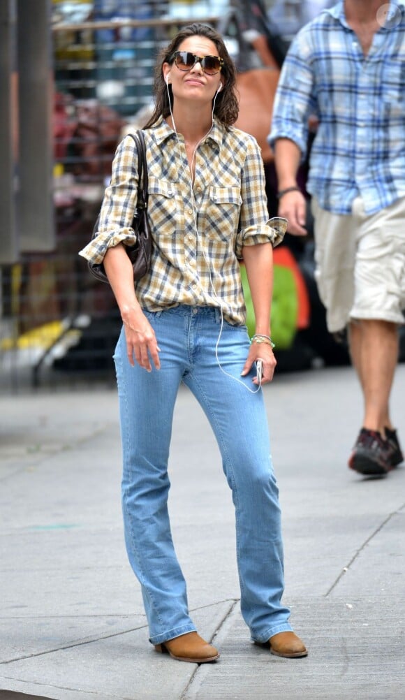 Katie Holmes, matinale, seule dans les rues de New York. La maman de Suri Cruise, très décontractée en jean et chemise à carreaux, n'a pas lâché du regard les paparazzi. Le 12 juillet 2013.