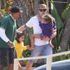Exclusif - Jennifer Lopez, son compagnon Casper Smart protecteur pour ses enfants Emme et Max sur une plage de Malibu le 6 juillet 2013.