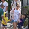 Exclusif : Jennifer Lopez en short, son compagnon Casper Smart et ses enfants Emme et Max sur une plage de Malibu le 6 juillet 2013.