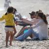 Exclusif - La bomba latina, Jennifer Lopez, son compagnon Casper Smart, et ses enfants Emme et Max sur une plage de Malibu le 6 juillet 2013.