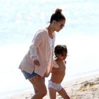 Jennifer Lopez : A la plage avec Casper et les jumeaux, elle ignore la polémique