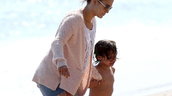 Jennifer Lopez : A la plage avec Casper et les jumeaux, elle ignore la polémique