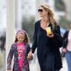 Heidi Klum se promène avec ses enfants Johan et Leni à Santa Monica, le 13 juillet 2013.