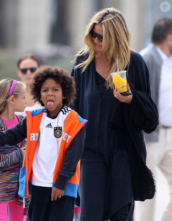 Le top allemand Heidi Klum se promène avec ses enfants Johan et Leni à Santa Monica, le 13 juillet 2013.