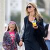 Heidi Klum se promène avec ses enfants Johan et Leni à Santa Monica, le 13 juillet 2013.