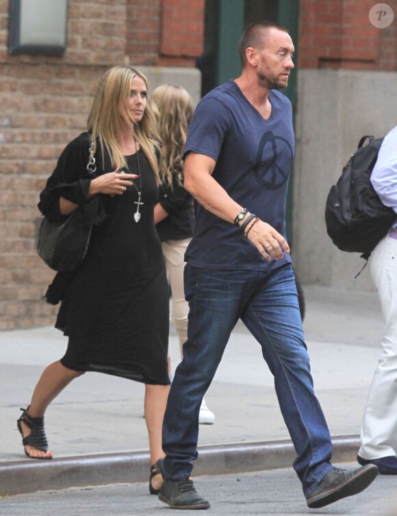 Heidi Klum change de look pour rejoindre son petit ami Martin Kristen (Martin Kirsten) à New York, le 8 juillet 2013.