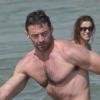 Hugh Jackman s'amuse à Saint-Tropez à la plage le 31 juillet 2011