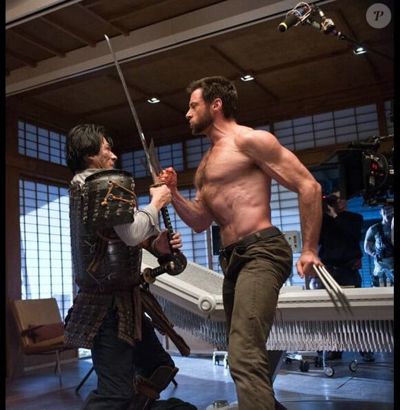 Hugh Jackman, torse-nu et en plein combat dans Wolverine - le combat de l'immortel