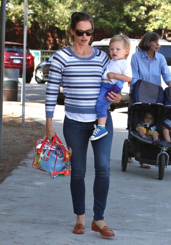 Jennifer Garner emmène ses trois enfants, Violet, Seraphina et Samuel, au parc à Pacific Palisades, le 15 juillet 2013 - Jennifer Garner affiche un petit ventre. Bébé numéro 4 serait-il en route ?