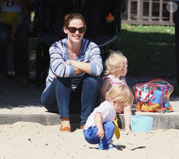 Jennifer Garner emmène ses trois enfants, Violet, Seraphina et Samuel, au parc à Pacific Palisades, le 15 juillet 2013 - Jennifer Garner adore regarder ses enfants s'amuser