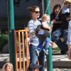 Jennifer Garner emmène ses trois enfants, Violet, Seraphina et Samuel, au parc à Pacific Palisades, le 15 juillet 2013 - Petit tour de balançoire pour Samuel
