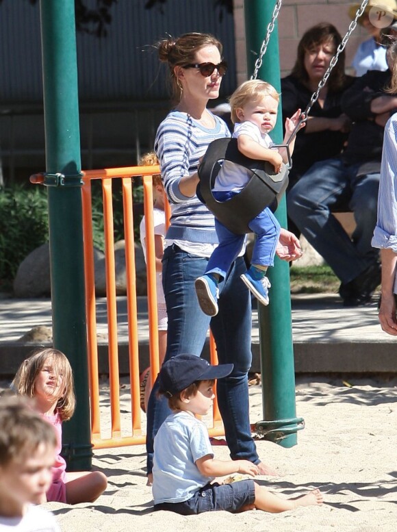 Jennifer Garner emmène ses trois enfants, Violet, Seraphina et Samuel, au parc à Pacific Palisades, le 15 juillet 2013 - Petit tour de balançoire pour Samuel