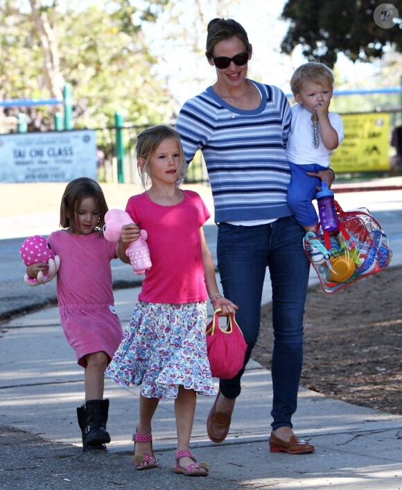 Jennifer Garner emmène ses trois enfants, Violet, Seraphina et Samuel, au parc à Pacific Palisades, le 15 juillet 2013 - Toute la tribu est prête à s'amuser