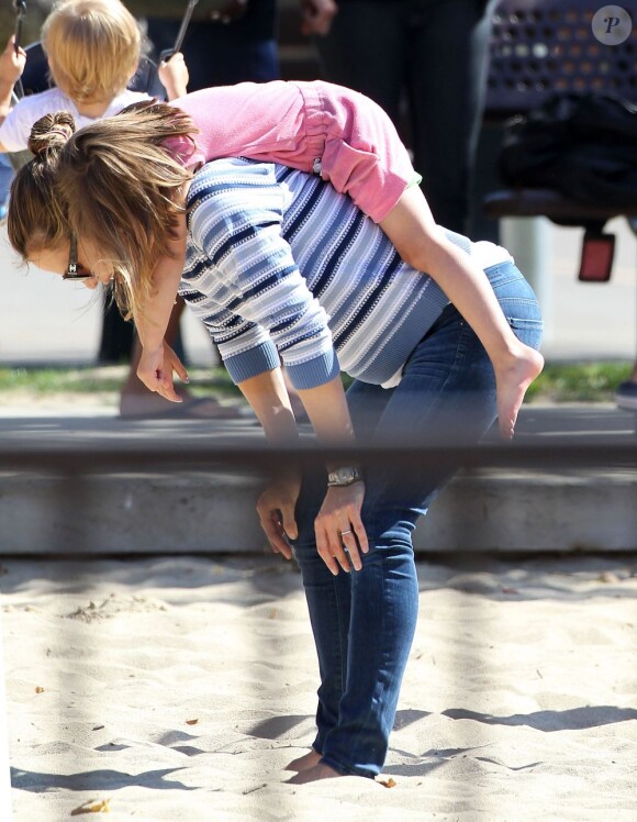 Jennifer Garner emmène ses trois enfants, Violet, Seraphina et Samuel, au parc à Pacific Palisades, le 15 juillet 2013 - On peut distinguer un petit ventre rond
