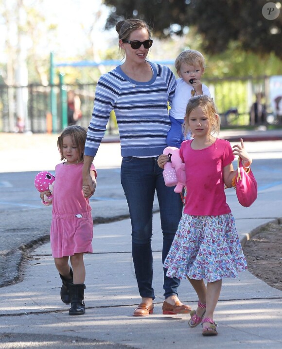 Jennifer Garner emmène ses trois adorables enfants, Violet, Seraphina et Samuel, au parc à Pacific Palisades, le 15 juillet 2013