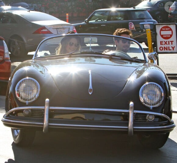 Adam Levine se balade en voiture avec sa petite amie Behati Prinsloo à Los Angeles, le 23 novembre 2012