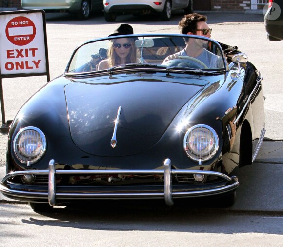 Adam Levine se balade en voiture avec sa petite amie Behati Prinsloo à Los Angeles, le 23 novembre 2012. Le couple est fiancé depuis le 16 juillet 2012.