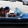 Adam Levine se balade en voiture avec sa petite amie Behati Prinsloo à Los Angeles, le 23 novembre 2012
