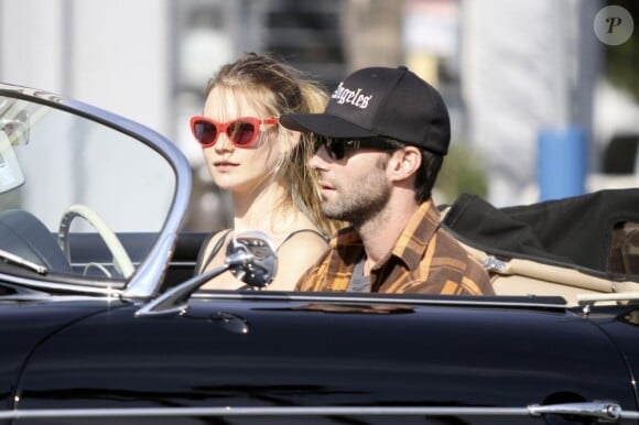 Adam Levine se balade en voiture avec sa petite amie Behati Prinsloo à Los Angeles en octobre 2012