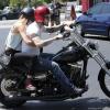 Adam Levine se balade à moto avec sa petite amie Behati Prinsloo à Los Angeles en août 2012