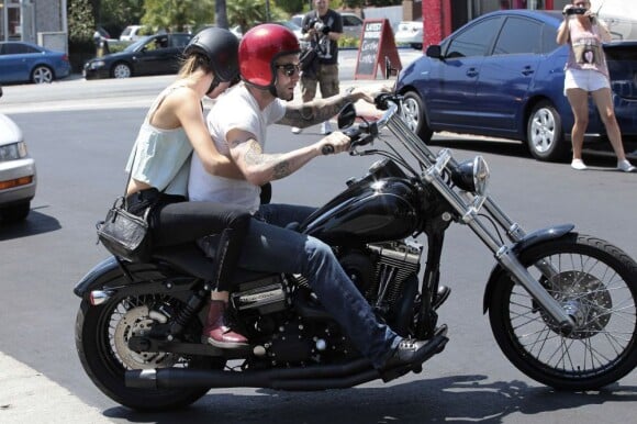 Adam Levine se balade à moto avec sa petite amie Behati Prinsloo à Los Angeles en août 2012