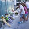 Des messages déposés par les fans de Cory Monteith devant l'hôtel de Vancouver où il a trouvé la mort le 13 juillet 2013.