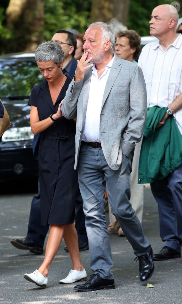 Exclusif - François Berléand et sa compagne Alexia Stresi lors des obsèques du réalisateur Sébastien Grall au cimetière parisien de Bagneux le 17 juillet 2013