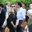 Exclusif - Déborah Grall (fille du défunt et petite-fille de Philippe Noiret) et Anthony Delon lors des obsèques du réalisateur Sébastien Grall au cimetière parisien de Bagneux le 17 juillet 2013