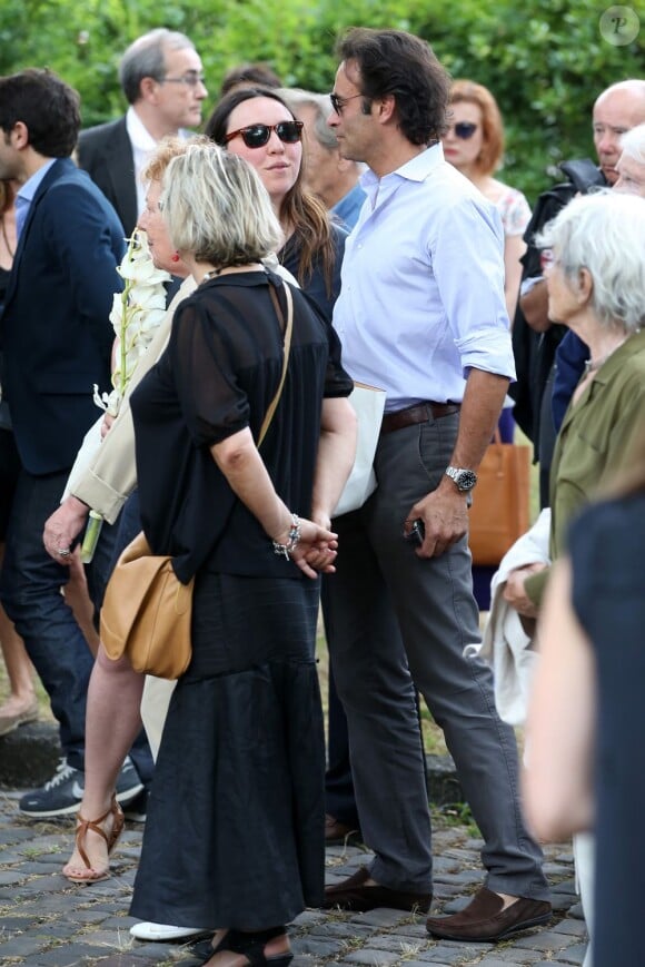 Exclusif - Déborah Grall (fille du défunt et petite-fille de Philippe Noiret) et Anthony Delon lors des obsèques du réalisateur Sébastien Grall au cimetière parisien de Bagneux le 17 juillet 2013
